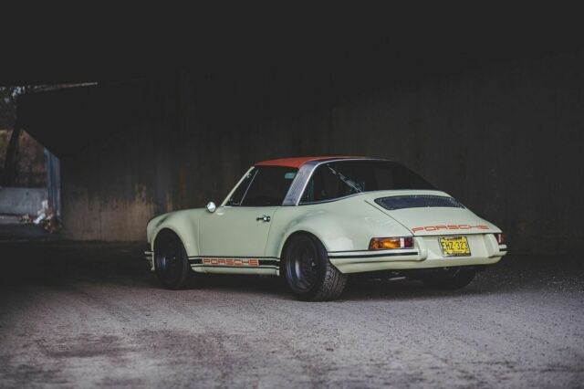 Porsche 911 1975 image number 29