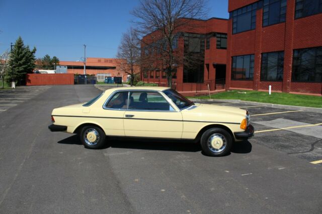 Mercedes-Benz 300-Series 1978 image number 1