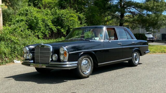 Mercedes-Benz 200-Series 1970 image number 0