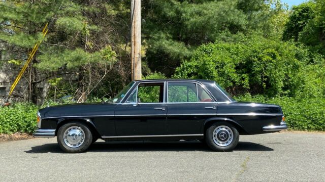 Mercedes-Benz 200-Series 1970 image number 1