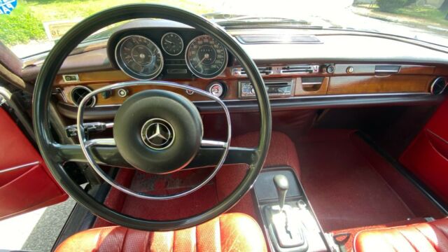 Mercedes-Benz 200-Series 1970 image number 12