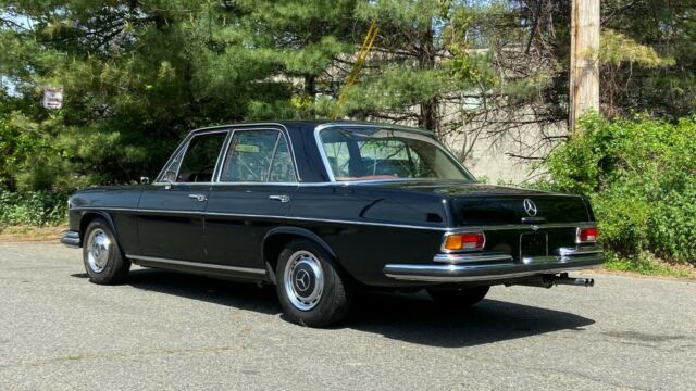 Mercedes-Benz 200-Series 1970 image number 18