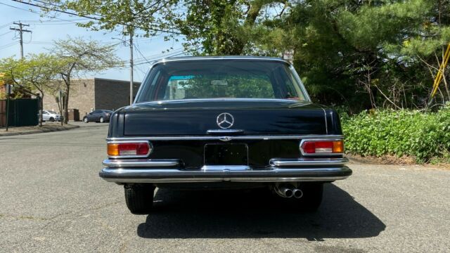 Mercedes-Benz 200-Series 1970 image number 19