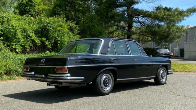 Mercedes-Benz 200-Series 1970 image number 20