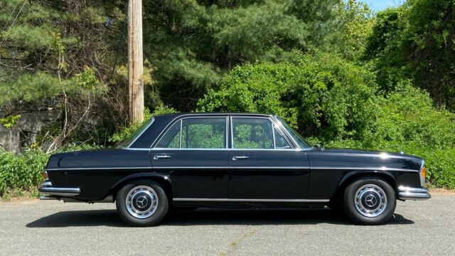 Mercedes-Benz 200-Series 1970 image number 21