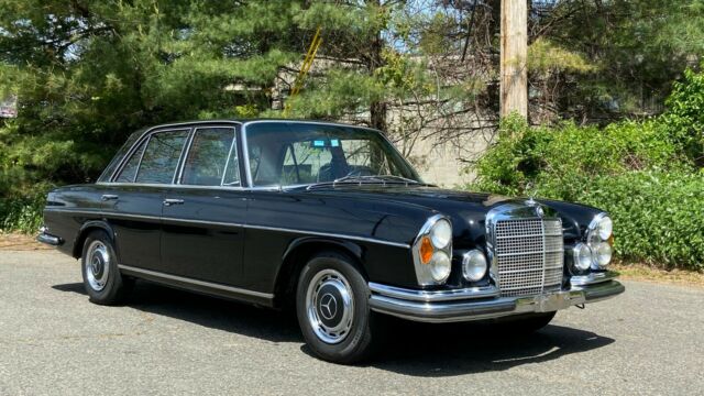 Mercedes-Benz 200-Series 1970 image number 22