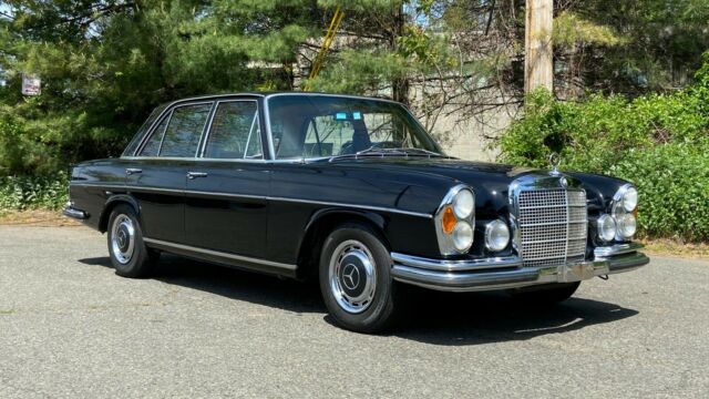 Mercedes-Benz 200-Series 1970 image number 23