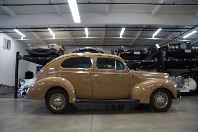 Ford 2 Door Sedan Deluxe 1940 image number 2