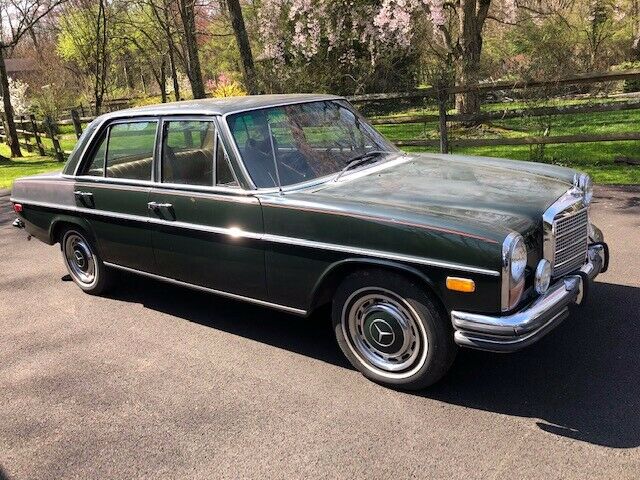 Mercedes-Benz 200-Series 1971 image number 24