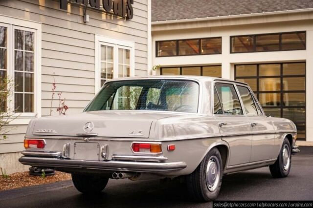 Mercedes-Benz 200-Series 1972 image number 30