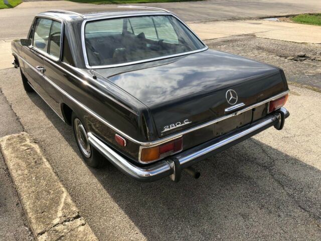 Mercedes-Benz 200-Series 1973 image number 13