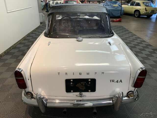 Triumph TR4A 1967 image number 10