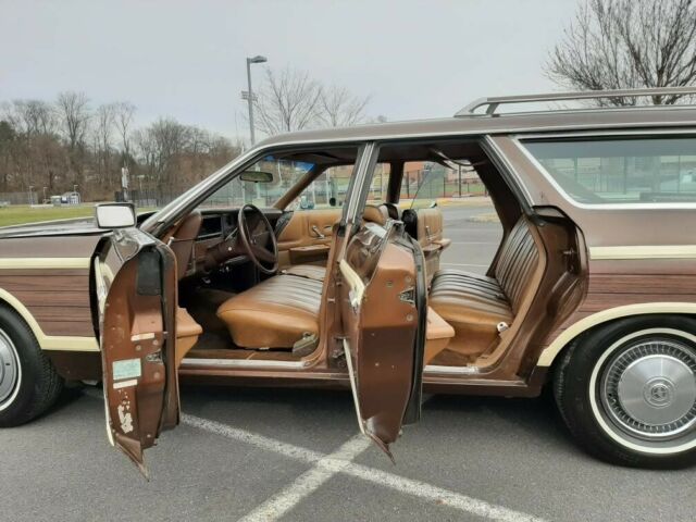 Ford Country Squire 1973 image number 21