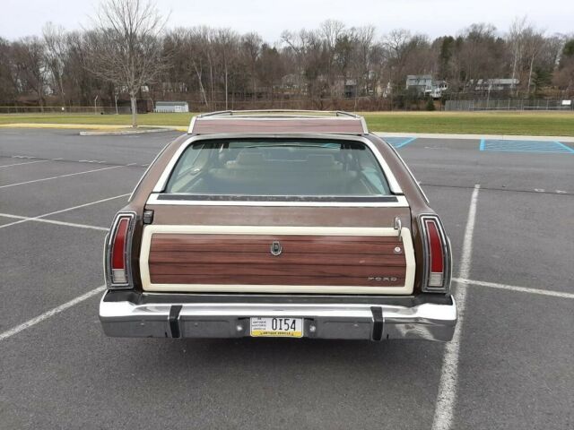 Ford Country Squire 1973 image number 23