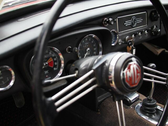 MG MGB 1967 image number 30