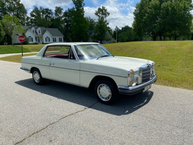 Mercedes-Benz 200-Series 1972 image number 27