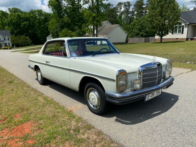 Mercedes-Benz 200-Series 1972 image number 31