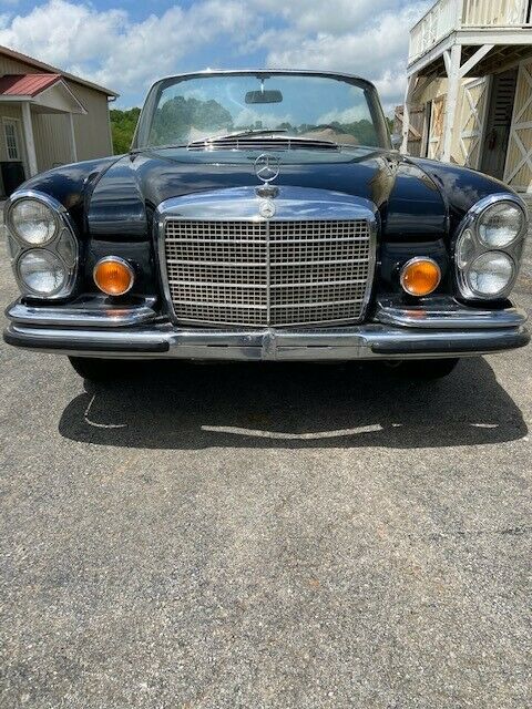 Mercedes-Benz 200-Series 1970 image number 0