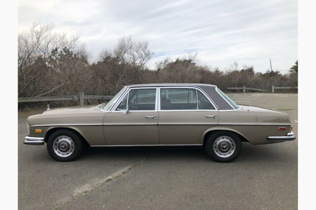 Mercedes-Benz 300-Series 1971 image number 10