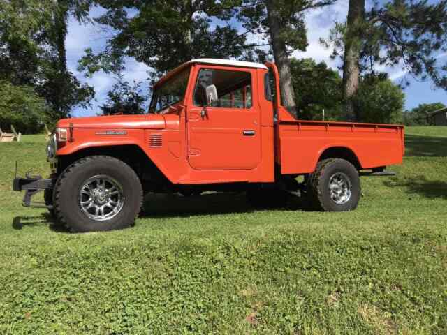 Toyota FJ45 land cruiser 1977 image number 1