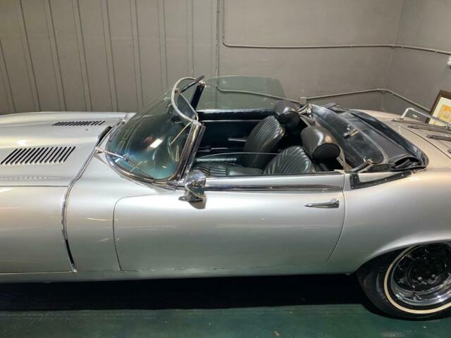 Jaguar E-Type 1974 image number 10