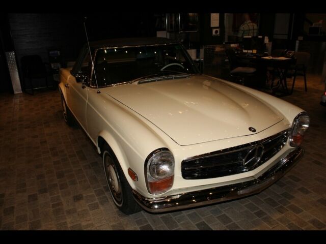 Mercedes-Benz SL-Class 1970 image number 32