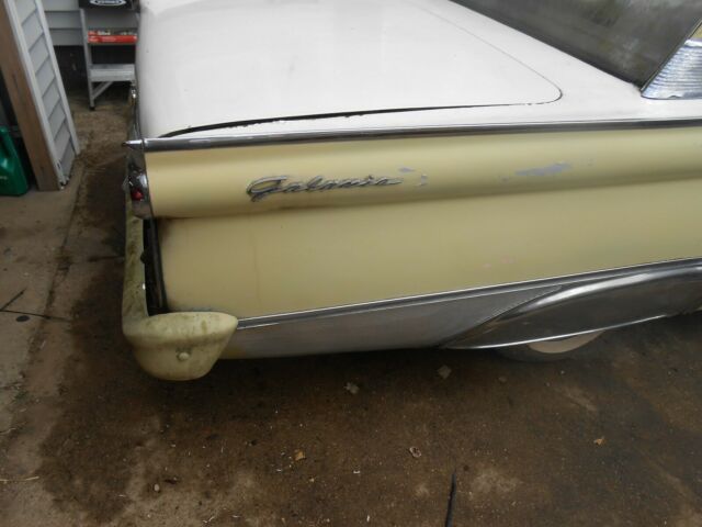 Ford Galaxie 1959 image number 10