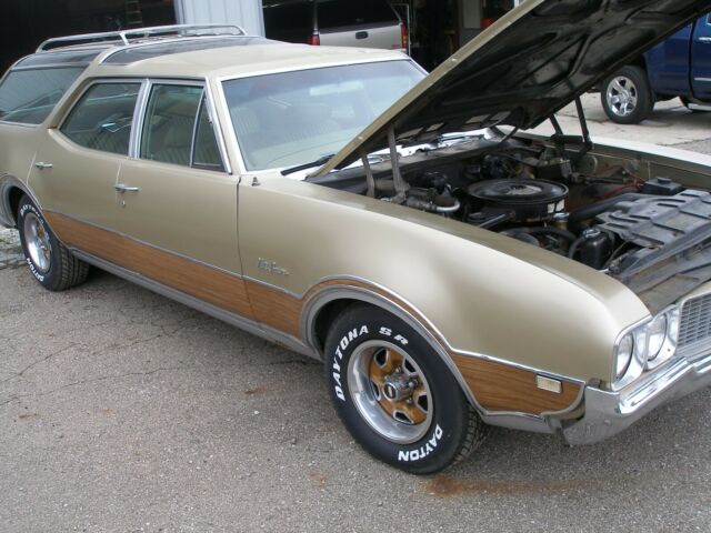 Oldsmobile Custom Cruiser 1969 image number 0