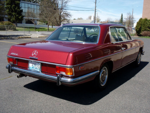 Mercedes-Benz 200-Series 1973 image number 27