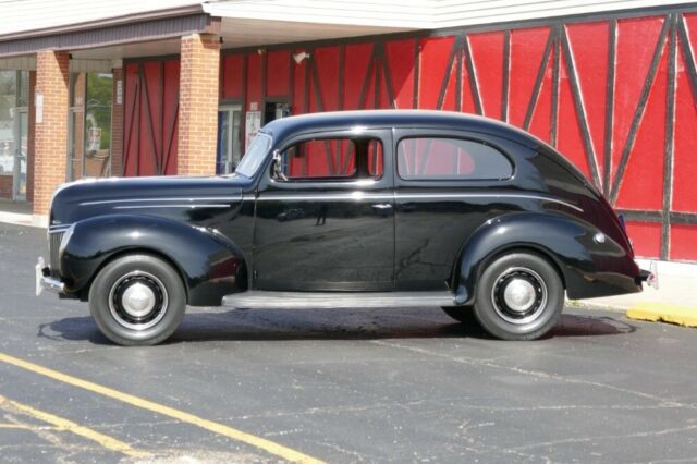 Ford Tudor Sedan 1939 image number 2