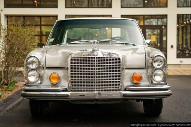 Mercedes-Benz 200-Series 1972 image number 1