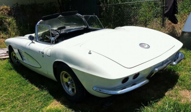 Chevrolet Corvette 1961 image number 3