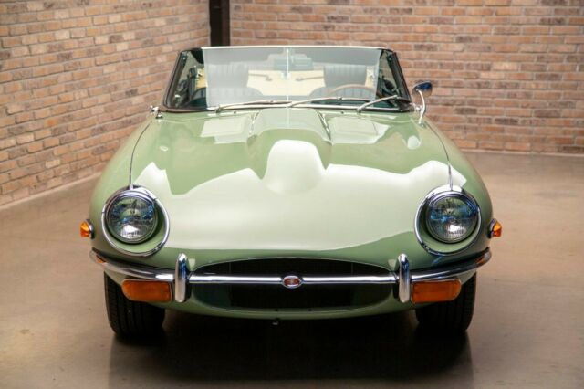 Jaguar E-Type 1969 image number 2