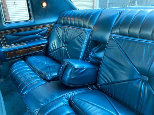 Lincoln Town Car 1977 image number 14