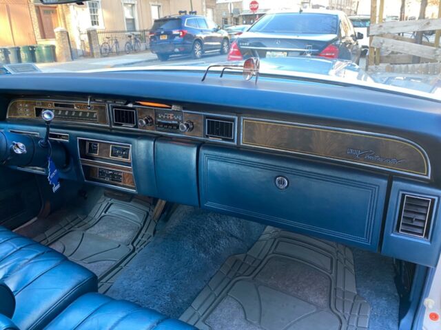 Lincoln Town Car 1977 image number 16