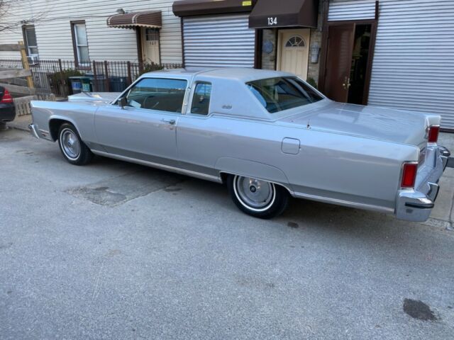 Lincoln Town Car 1977 image number 2