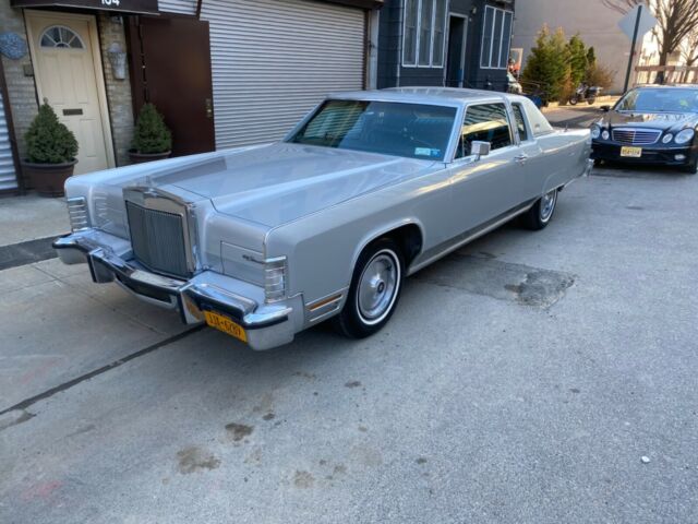 Lincoln Town Car 1977 image number 21