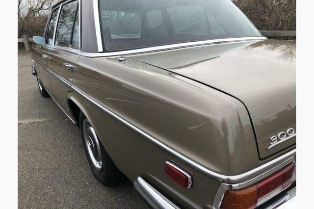 Mercedes-Benz 300-Series 1971 image number 18