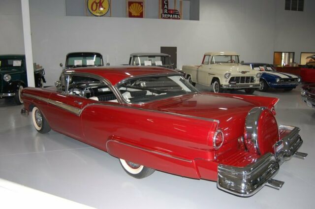 Ford Fairlane Hardtop 1957 image number 26