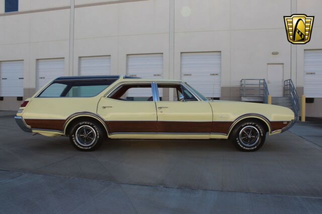 Oldsmobile Vista Cruiser 1969 image number 18