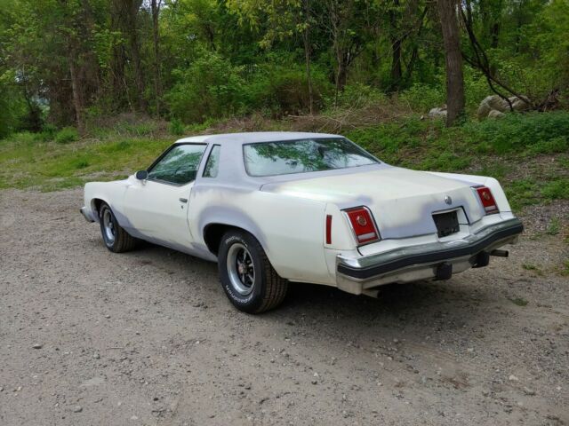 Pontiac Grand Prix 1977 image number 2