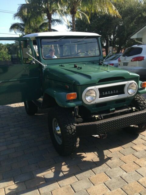 Toyota Land Cruiser 1973 image number 1