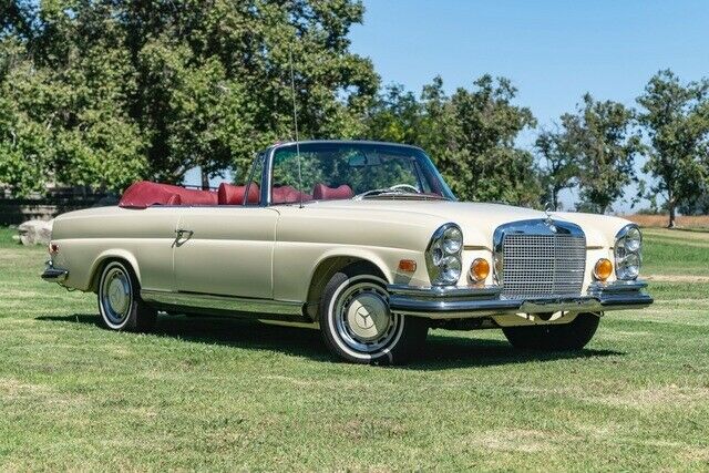 Mercedes-Benz 200-Series 1971 image number 2