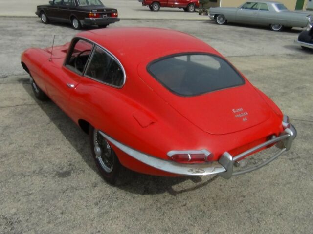 Jaguar E-Type 1965 image number 29