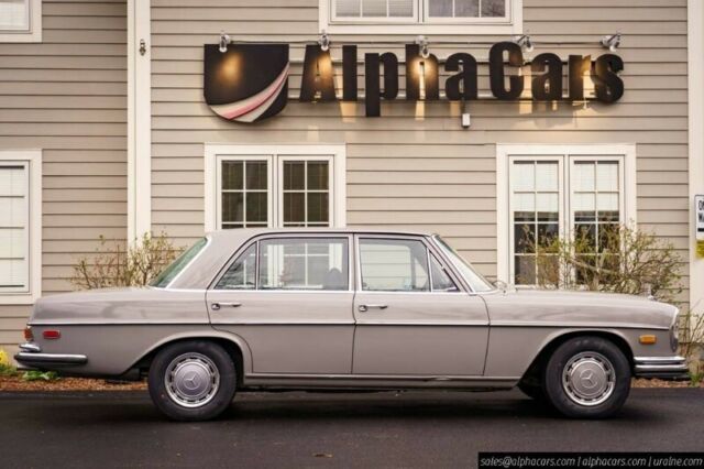 Mercedes-Benz 200-Series 1972 image number 31