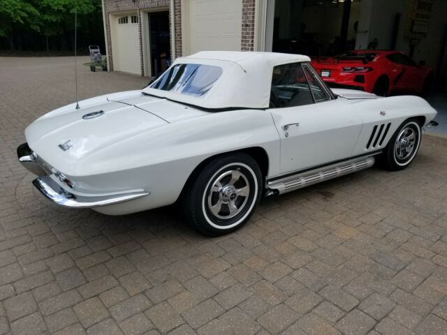 Chevrolet Corvette 1966 image number 17