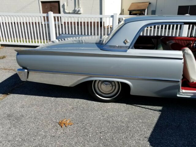 Ford Galaxie 1961 image number 27