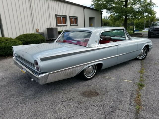 Ford Galaxie 1961 image number 30