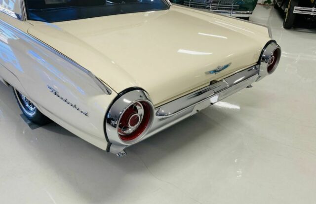 Ford Thunderbird 1963 image number 18