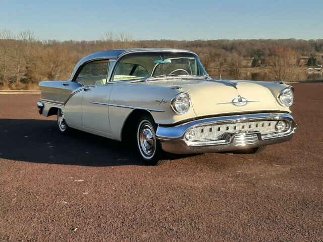 Oldsmobile Ninety-Eight 1957 image number 1